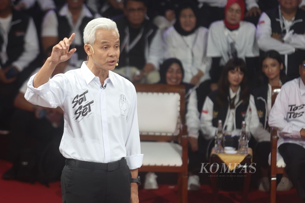 Calon presiden nomor urut tiga Ganjar Pranowo mengikuti debat yang diselenggarakan Komisi Pemilihan Umum (KPU) di kantor KPU, Jakarta, Selasa (12/12/2023).  