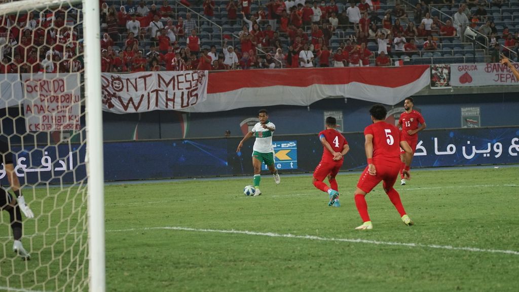 Pemain tengah timnas Indonesia Ricky Kambuaya beraksi saat pertandingan pertandingan Grup A kualifikasi Piala Asia 2023 antara Indonesia dan Jordania di Stadion Jaber Al Ahmed, Kuwait, Minggu (12/6/2022) dini hari WIB. Pertandingan berakhir imbang, 0-0.Witan SulaemanRicky Kambuaya