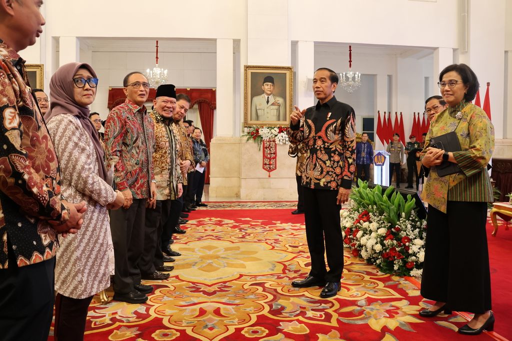 Presiden Joko Widodo menyapa para menteri, kepala lembaga, dan gubernur yang menghadiri penyerahan DIPA kementerian/lembaga dan daftar alokasi transfer ke daerah tahun anggaran 2024 di Istana Negara, Jakarta, Rabu (29/11/2023). 