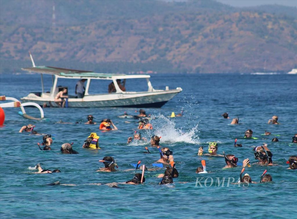 Wisatawan mancanegara menikmati kegiatan snorkeling di kawasan Gili Meno, Kabupaten Lombok Utara, Nusa Tenggara Barat, Minggu (14/7/2019).