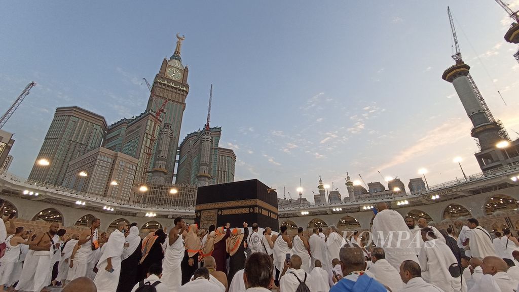 Para jemaah sedang beribadah di depan Kabah di Masjidil Haram, Mekkah, Arab Saudi, Rabu (22/6/2022] sore. Saat ini, semakin banyak jemaah haji dari banyak negara yang telah tiba di Tanah Suci.