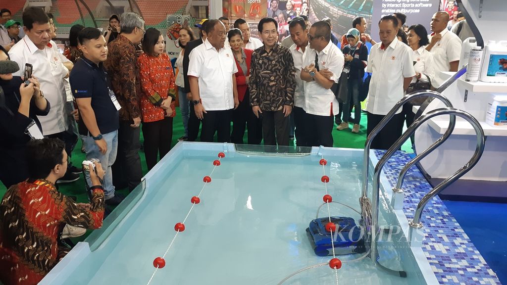 Salah satu perlengkapan olahraga renang dipamerkan dalam kegiatan Indonesia Sport Expo and Forum (ISEF) di Jakarta, Rabu (21/8/2019). Pameran ini dibuka untuk memperkenalkan berbagai peralatan dan perlengkapan olahraga modern.