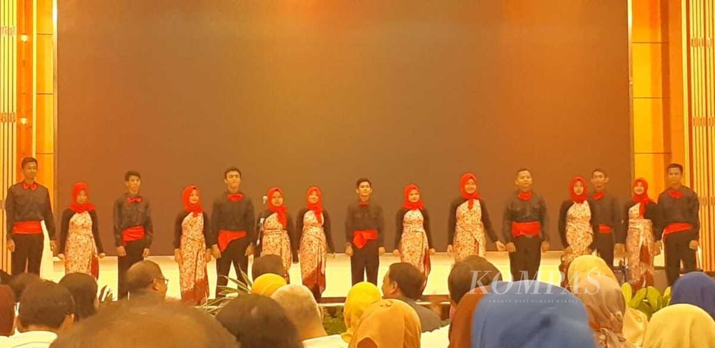 Anak-anak penyandang disabilitas tunarungu menyanyikan lagu Meraih Bintang pada acara Sosialisasi Asian Para Games 2018 di Kementerian Sosial Jakarta, Rabu (19/09/2018).