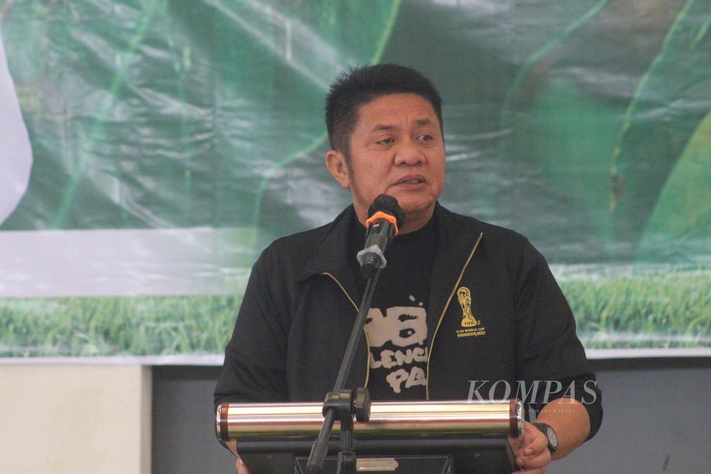 Gubernur Sumatera Selatan Herman Deru saat memberikan pernyataan, Kamis (30/3/2023), merespons Piala Dunia U-20 yang batal terselenggara di Indonesia.