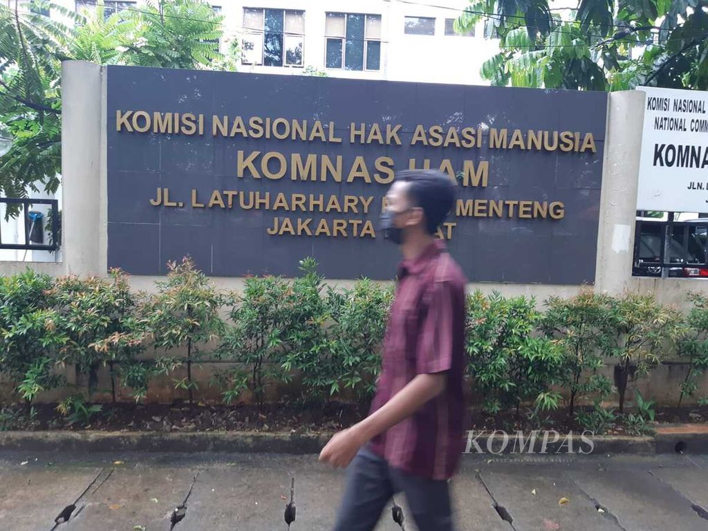 Warga melintas di Kantor Komnas HAM di Jakarta, Rabu (23/3/2022).