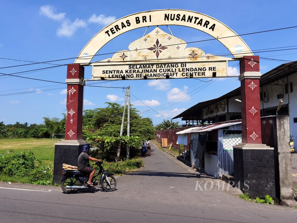 Kendaraan masuk ke kawasan Lendang Re, Kelurahan Sayang-Sayang, Kecamatan Cakranegara, Kota Mataram, Nusa Tenggara Barat, Jumat (19/5/2023). Lendang Re menjadi sentra kerajinan cukli di NTB.