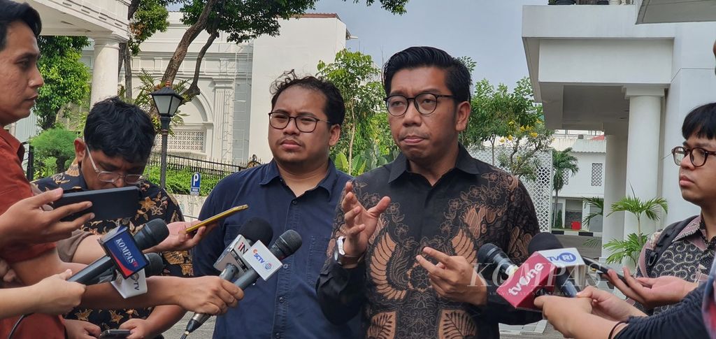 Peneliti ICW Kurnia Ramadhana saat menjelaskan arti penting rekam jejak dalam penentuan panitia seleksi calon pimpinan dan dewan pengawas KPK di Kompleks Istana Kepresidenan, Jakarta, Senin (20/5/2024).