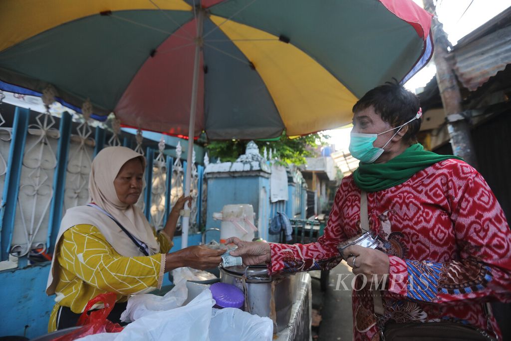 Seorang transpuan lansia mengamen di pasar di kawasan Otista, Jakarta, Jumat (22/7/2022). Sebagian transpuan diasingkan oleh keluarganya dan harus mandiri menghidupi dirinya sendiri meski kondisi badan telah lemah dan sakit-sakitan.