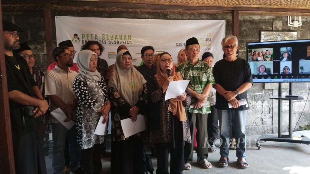 Koordinator Nasional Jaringan Gusdurian Alissa Wahid (ketiga dari kanan) membacakan pernyataan sikap Jaringan Gusdurian Indonesia tentang situasi politik Pemilu 2024, di Kabupaten Bantul, DI Yogyakarta, Jumat (9/2/2024).