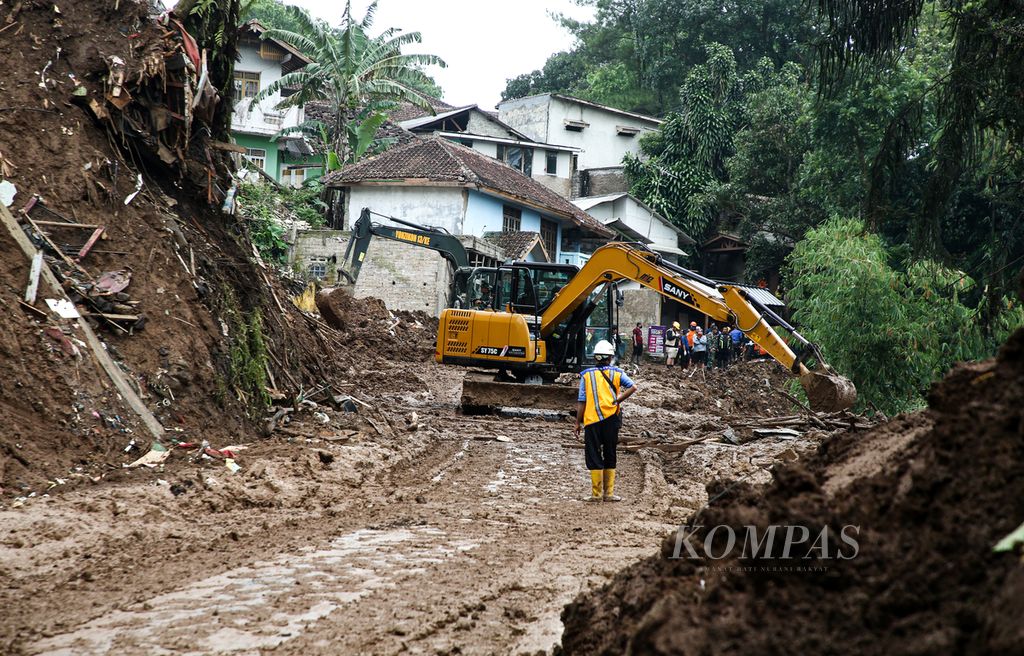 Ekskavator terus digunakan untuk membersihkan area dari material longsor yang sempat memutus Jalan Mangunkerta di Desa Cijedil, Kecamatan Cugenang, Kabupaten Cianjur, Jawa Barat, Sabtu (26/11/2022).