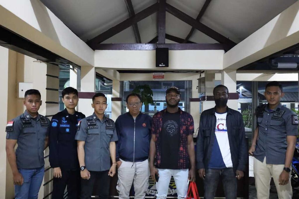 Kementerian Hukum dan Hak Asasi Manusia Jawa Timur saat hendak mendeportasi dua warga negara Nigeria melalui Bandara Internasional Soekarno-Hatta, Tangerang, Rabu (16/2/2023). 