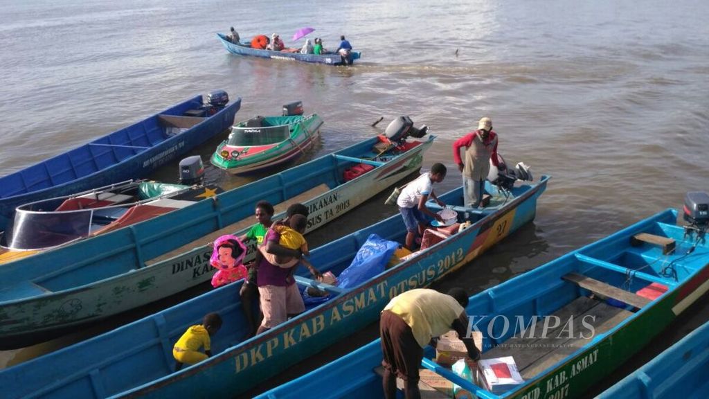 Kegiatan pengangkutan warga dengan perahu motor tradisional di dermaga pelayaran rakyat di Agats, ibu kota Kabupaten Asmat, Papua, Rabu (11/4/2018). 