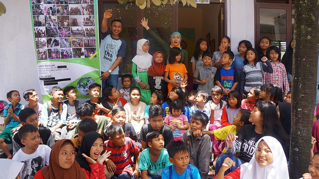 Setiap hari Minggu, anak-anak belajar dengan kakak volunter Warung Baca Mata Air  di kawasan Pondok Kacang Barat, Tangerang Selatan, Banten. Selain belajar pelajaran sekolah, mereka juga bisa membaca buku-buku yang disediakan secara gratis.