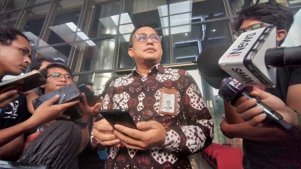 Kepala Bagian Pemberitaan KPK Ali Fikri saat <i>doorstop </i>di Gedung KPK di Jakarta, Jumat (17/3/2023). 
