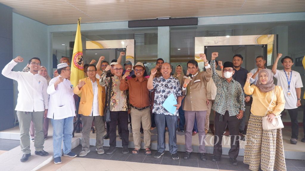 Para akademisi Universitas Lambung Mangkurat (ULM) menyampaikan aspirasi terkait Pemilu 2024 di Gedung Rektorat ULM, di Banjarmasin, Kalimantan Selatan, Jumat (2/2/2024). Mereka mengingatkan dan mengajak semua pihak untuk memastikan Pemilu 2024 berlangsung sukses sesuai ketentuan yang berlaku.
