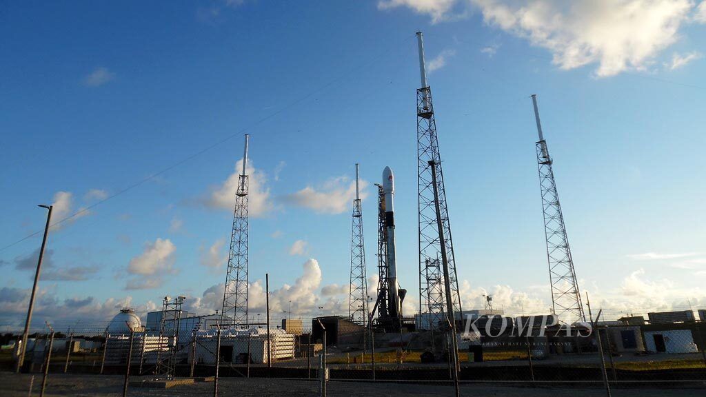Roket Falcon 9 yang membawa Satelit Merah Putih milik Telkom Indonesia terpasang dalam posisi tegak di landasan SLC-40 Cape Canaveral, Florida, Amerika Serikat, Senin (6/8/2018) sore waktu setempat. Falcon 9 meluncur dengan mulus pada Selasa (7/8/2018) pukul 01.18 waktu setempat atau pukul 12.18 WIB.