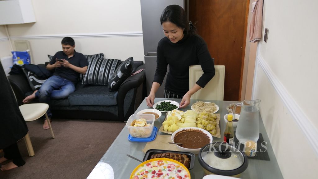 Vinandra Farira, mahasiswa S-2 University of Glasgow, menyiapkan sejumlah masakan untuk berbuka puasa bersama di tempat tinggalnya  di Glasgow, Skotlandia, Sabtu (16/4/2022).