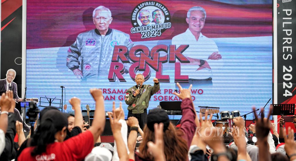 Suasana saat putra sulung Proklamator RI Soekarno, Guntur Soekarnoputra, menyampaikan orasinya di panggung dan disambut pendukung Ganjar-Mahfud dalam acara Deklarasi Rock N Roll di Rumah Aspirasi Relawan Ganjar Pranowo, Cikini, Jakarta, Senin (29/1/2024). 