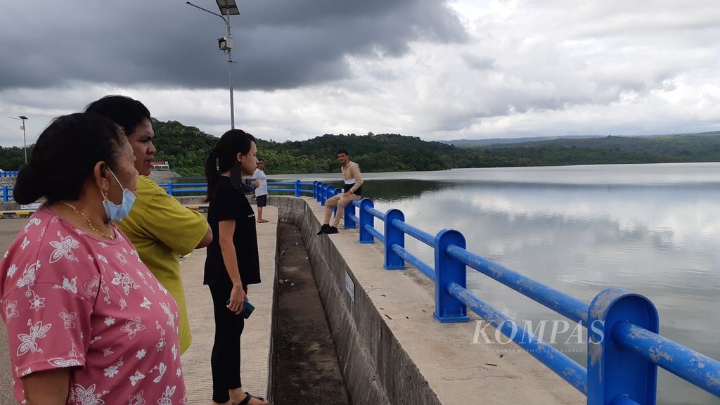  Musim hujan menyebabkan air di Bendungan Raknamo, Kabupaten Kupang, Nusa Tenggara Timur, melimpah seperti pada Minggu (6/3/2022). Berdasarkan pengalaman setiap tahun, volume air kembali menyusut pada musim kemarau yang memuncak di bulan Oktober.