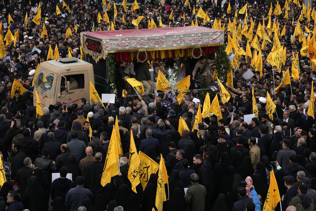 Warga Iran mengiringi pemakaman mendiang Brigadir Jenderal Sayyed Reza Mousavi, Kamis (28/12/2023), di pinggiran Teheran, Iran. Mousavi tewas akibat serangan udara Israel di Suriah.