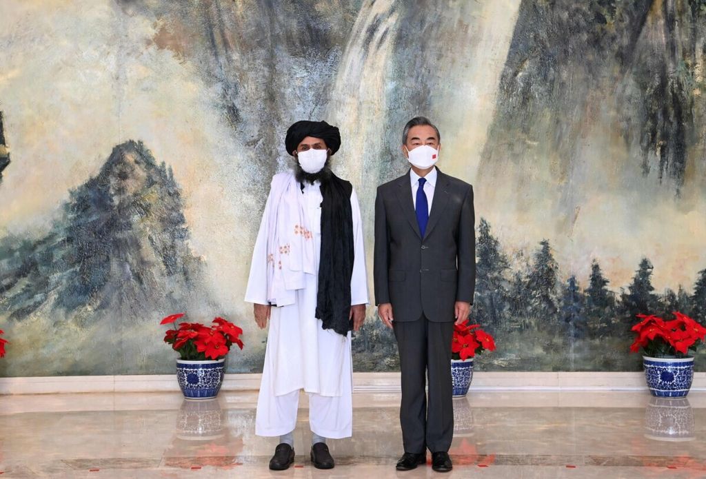 Foto yang diambil pada 28 Juli 2021 dan dirilis oleh kantor berita Xinhua ini menunjukkan pertemuan Penasihat Negara dan Menteri Luar Negeri China Wang Yi (kanan) dengan Mullah Abdul Ghani Baradar, Kepala Politik Taliban Afghanistan, di Tianjin. China.