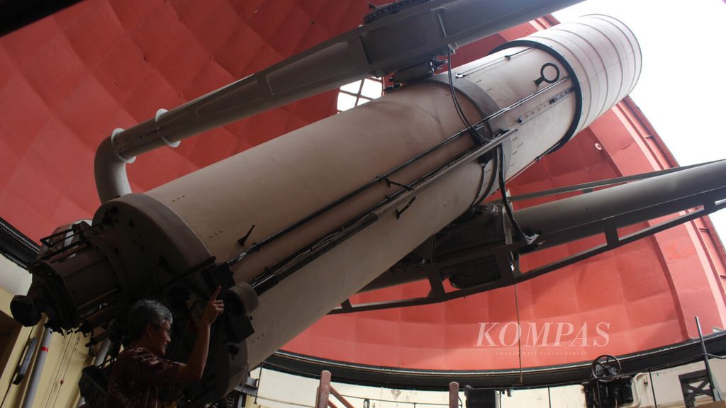 Peneliti Observatorium Bosscha, Denny Mandey, menggerakkan teleskop refraktor ganda Zeiss di Lembang, Kabupaten Bandung Barat, Jawa Barat, Sabtu (1/12/2018). Teleskop berusia 90 tahun tersebut telah digunakan untuk 12.000 pengamatan pada lebih dari 3.000 bintang.
