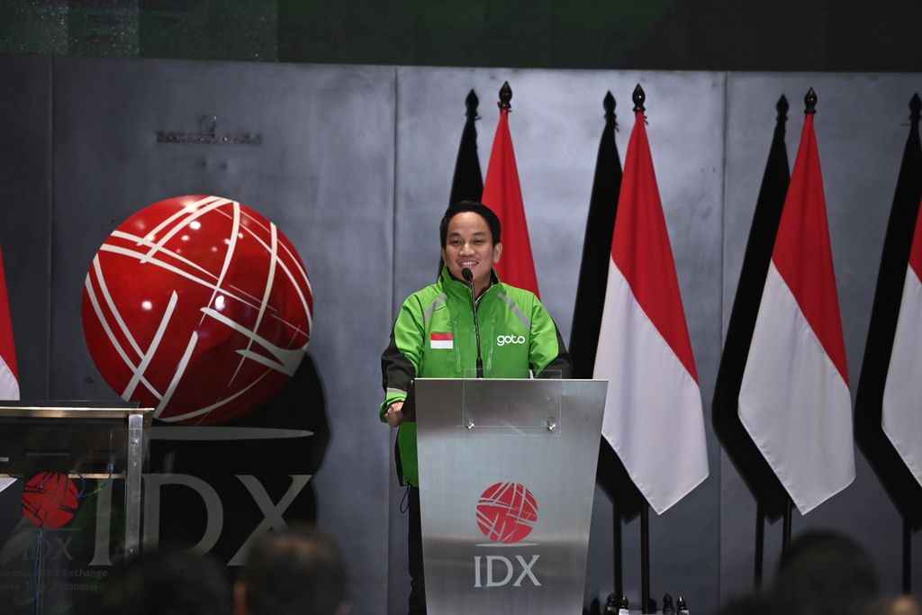 CEO Grup GoTo Andre Soelistyo di sela-sela acara seremonial pencatatan saham di Bursa Efek Indonesia, Jakarta, Senin (11/4/2022).