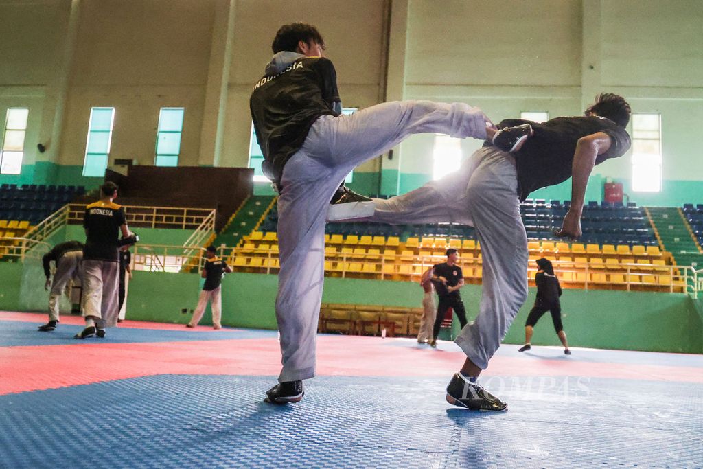 Atlet pelatnas taekwondo yang akan berlaga pada Sea Games Kamboja, berlatih di GOR Popki, Cibubur, Jakarta, Selasa (25/4/2023). Sebanyak 11 atlet taekwondo disiapkan Pengurus Besar Taekwondo Indonesia untuk berlaga di Sea Games Kamboja. 