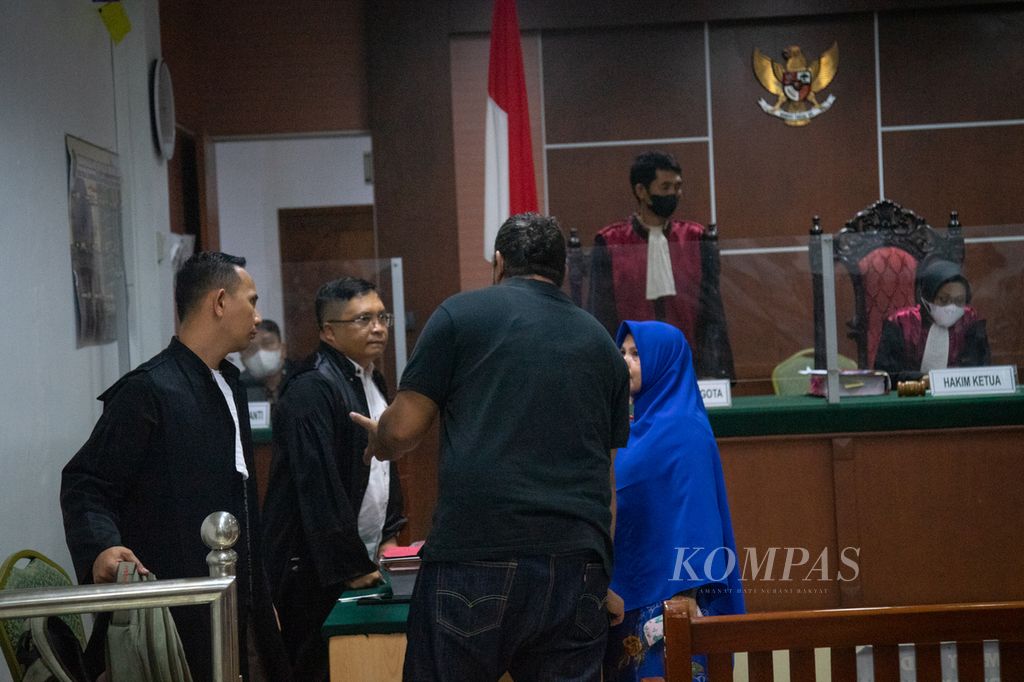 Terdakwa kasus perlindungan dan pengelolaan lingkungan hidup, Mahmoud Mohamed Abdelaziz Mohamed (kaus hitam), menghadiri sidang dengan agenda pemeriksaan saksi di Pengadilan Negeri Batam, Kepulauan Riau, Kamis (1/2/2024).