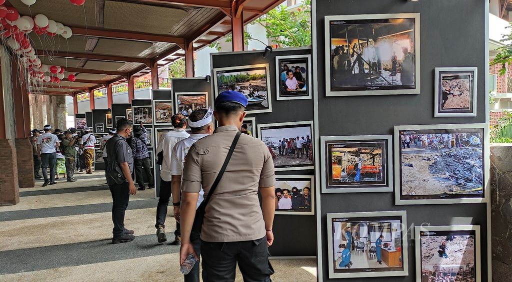 Densus 88 Anti Teror Polri menggelar peringatan 20 tahun tragedi Bom Bali. Dalam acara bertema Harmony in Diversity di Nusa Dua, Badung, Bali, Rabu (12/10/2022), peringatan tragedi Bom Bali juga diisi pameran foto peristiwa tragedi bom di Bali pada 2002 dan 2005.