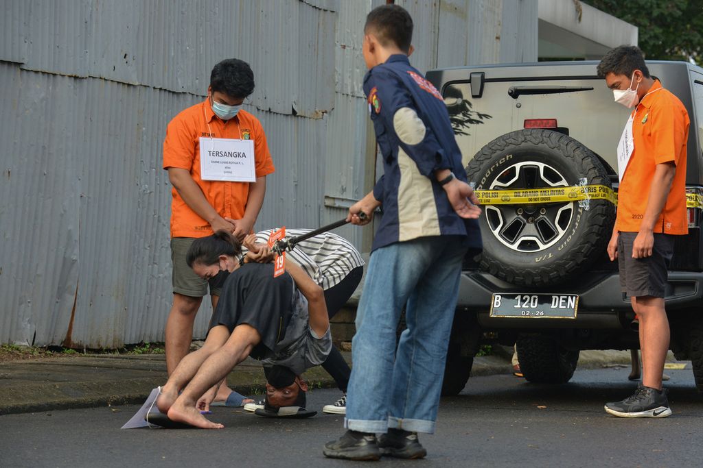 Salah satu adegan dalam rekonstruksi kasus penganiayaan kepada Cristalino David Ozora di kawasan Green Permata Boulevard, Jakarta Selatan, Jumat (10/3/2023). 