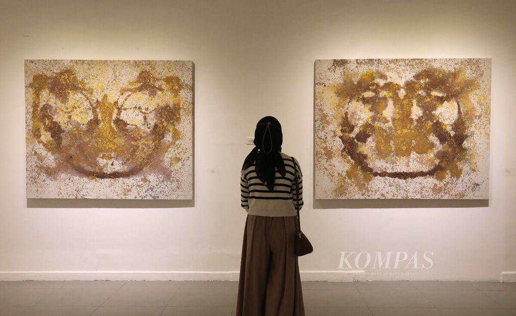 Pengunjung mengamati lukisan karya Gogor Purwoko dalam pameran bertajuk "Tanda Pada Lipatan" di Galeri Nasional, Jakarta, Kamis (2/3/2023). Pemikiran Gogor Purwoko tentang dua sisi dalam kehidupan dituangkan dalam pameran tunggal lukisan abstraknya.
