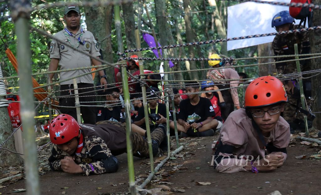 Contingent participants crawl during the Scouting Ability session in the National Jamboree of the Scout Movement at Buperta, Cibubur, Jakarta, on Friday (19/8/2022).
