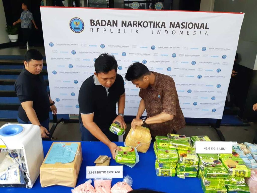 Badan Narkotika Nasional (BNN) mengamankan sejumlah barang bukti dalam pengungkapan tiga kasus tindak pidana narkotika, Jumat (28/9/2018), di Gedung BNN di Jakarta.