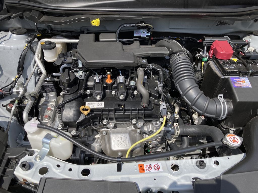 Ruang mesin All New Daihatsu Ayla Tipe R dengan mesin tiga silinder DOHC. 