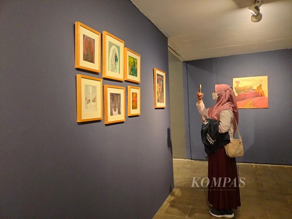 Seorang pengunjung memotret lukisan karya Nasirun yang ditampilkan dalam pameran tunggal bertajuk Perayaan Persahabatan, Sabtu (1/7/2023), di OHD Museum, Kota Magelang, Jawa Tengah. 