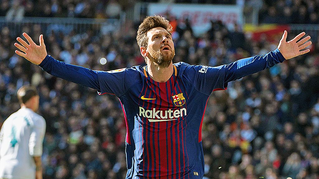 Bintang Barcelona, Lionel Messi, merayakan golnya ke ke gawang Real Madrid pada laga el clasico di Santiago Bernabeu, Madrid, Sabtu (23/12). Messi menjadi kunci dalam kemenangan 3-0 Barcelona yang mengukuhkan posisi tim Catalan itu di puncak klasemen La Liga.