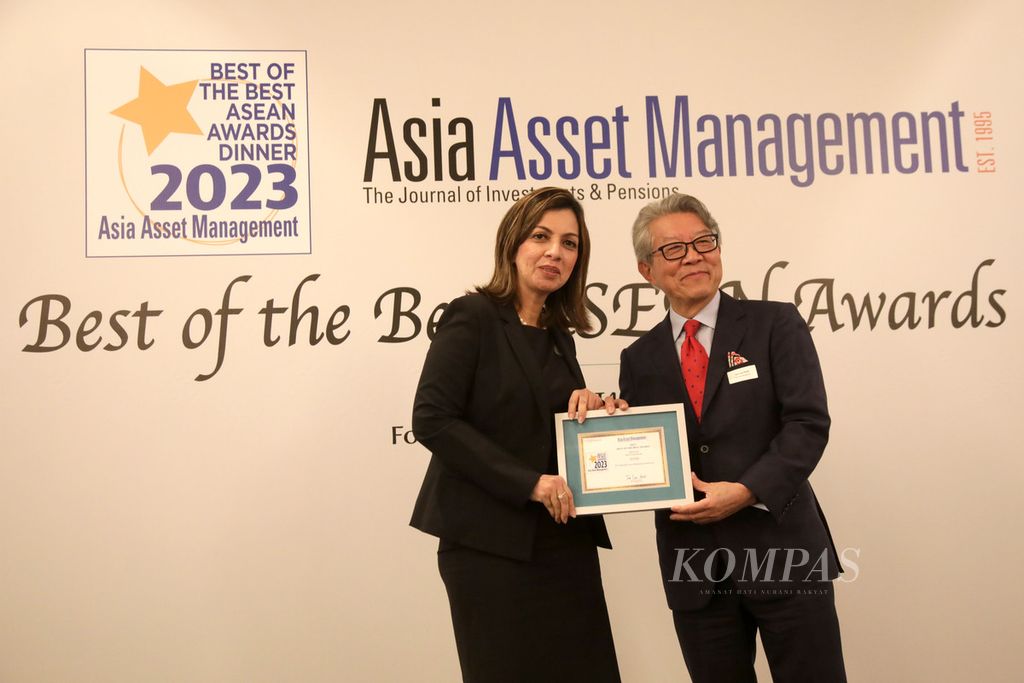 CEO and President Director PT Manulife Aset Manajemen Indonesia (MAMI) Afifa (kanan) menerima penghargaan Best Fund House dari Tan Le Hock, Founder and Publisher Asia Asset Management, dalam ajang 2023 Best of the Best ASEAN Awards yang berlangsung di Singapura, Jumat (14/4/2023). MAMI juga menerima penghargaan Best Islamic Fund House pada acara ini. 