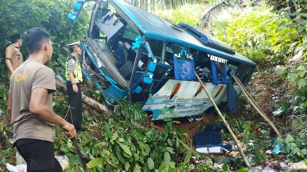 Aparat Kepolisian Sektor Bengkunat mengevakuasi bus yang terperosok ke jurang di Kabupaten Pesisir Barat, Selasa (17/5/2022).
