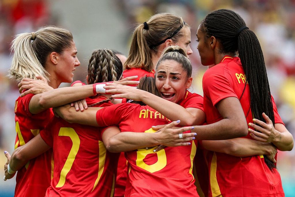 Para pemain Spanyol merayakan gol Aitana Bonmati pada laga penyisihan sepak bola putri Grup C Olimpiade Paris 2024 melawan Jepang di Nantes, 25 Juli 2024. Spanyol menang 2-1.