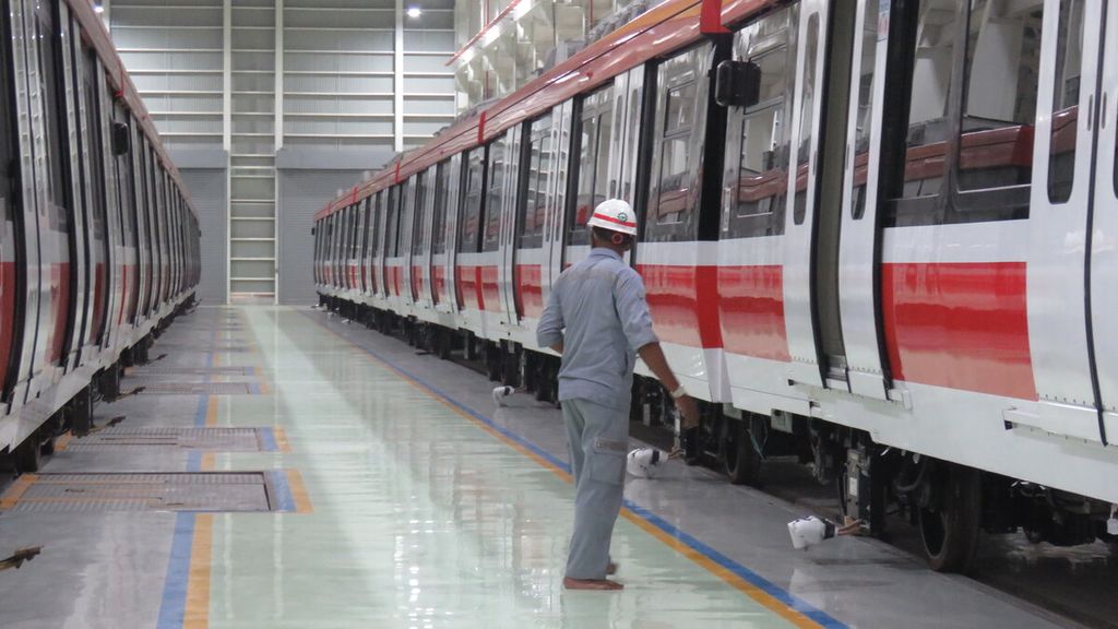 Petugas memeriksa rangkaian kereta LRT Jabodebek yang diparkir di area Light Maintenance atau kawasan pemeliharaan rutin ringan di depo LRT Jabodebek, Jatimulya, Bekasi Timur, Jawa Barat, Selasa (17/1/2023). 