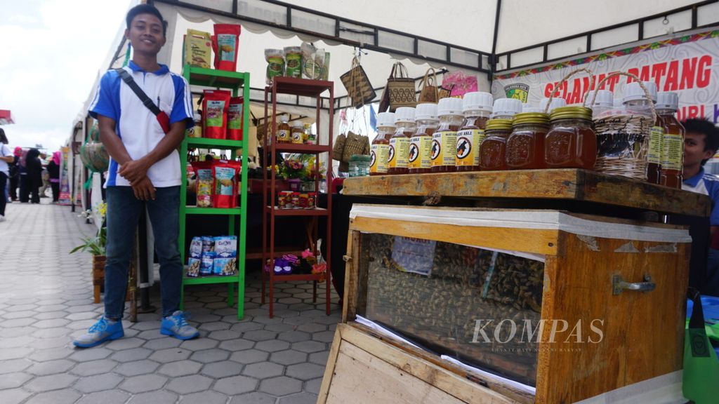Salah satu pengusaha madu dan peternak lebah mengikuti pameran usaha mikro, kecil, dan menengah dalam acara Temu Akbar 1.000 UMKM di Palangkaraya, Kalimantan Tengah, Sabtu (17/11/2018). Sedikitnya, 1.200 peserta mengikuti kegiatan yang baru pertama kali digelar di Kalteng tersebut.