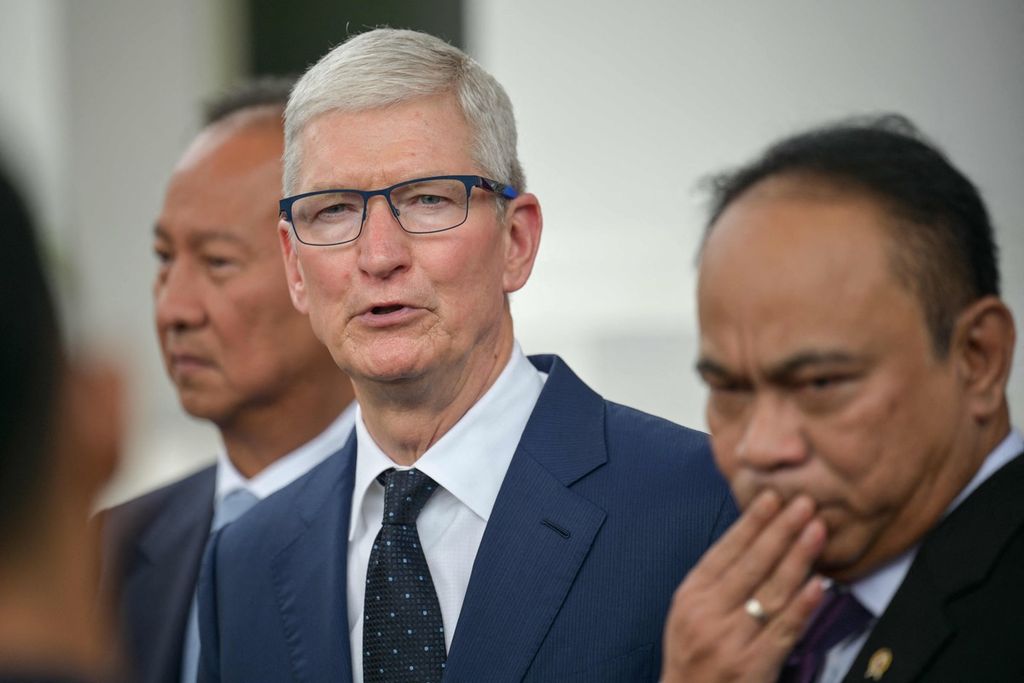 Apple CEO Tim Cook (center) spoke to journalists after meeting with President Joko Widodo at the Merdeka Palace in Jakarta on Wednesday (17/4/2024).