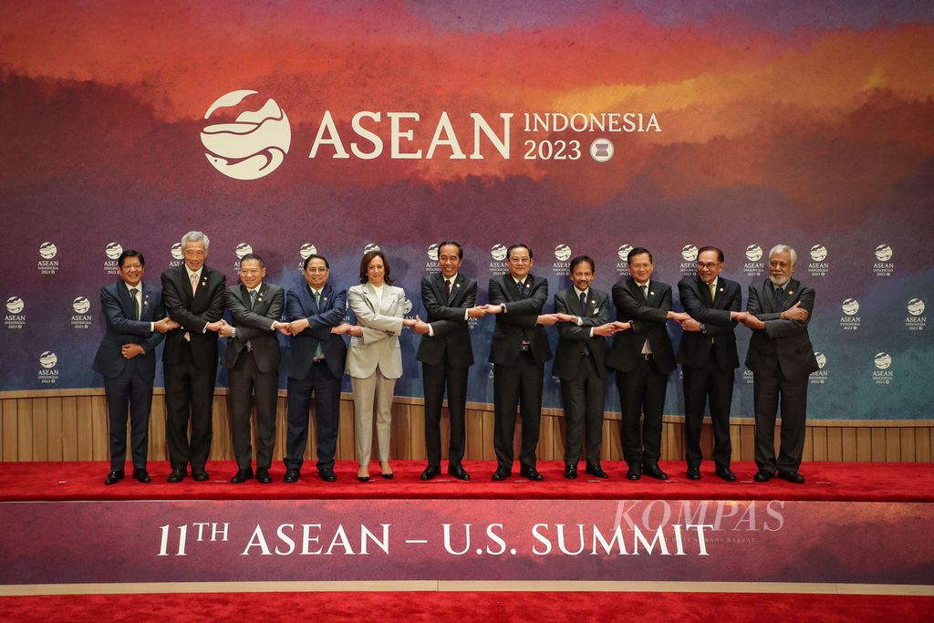 Para pemimpin negara ASEAN berfoto bersama sebelum memulai KTT Ke-11 ASEAN dan Amerika Serikat di Jakarta, Rabu (6/9/2023). Konferensi ini merupakan salah satu rangkaian KTT Ke-43 ASEAN yang digelar pada 5-7 September 2023. 
