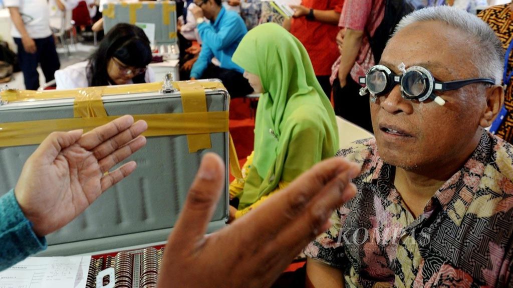 Warga memanfaatkan periksa mata dan pembagian kacamata gratis dalam kegiatan Pameran Pembangunan Kesehatan & Produksi Alat Kesehatan Dalam Negeri di Hall C JIExpo Kemayoran, Jakarta, Kamis (9/11). 