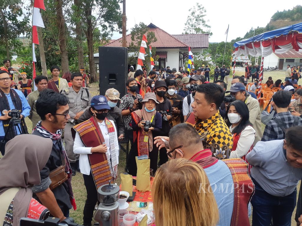 Rektor Universitas Gadjah Mada Ova Emilia (mengenakan masker hitam dan topi) didampingi Bupati Samosir Vandiko T Gultom (berbatik) menyimak penjelasan tentang kopi lokal di Samosir, Sumatera Utara, Kamis (4/8/2022).