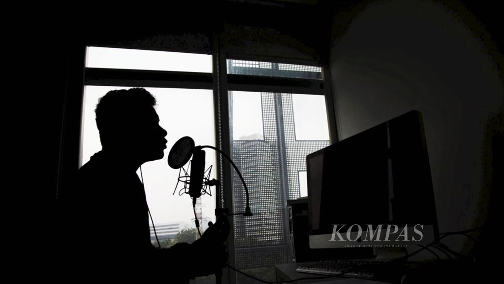 Ilustrasi. Proses pembuatan konten podcast di sebuah lembaga media di Jakarta.