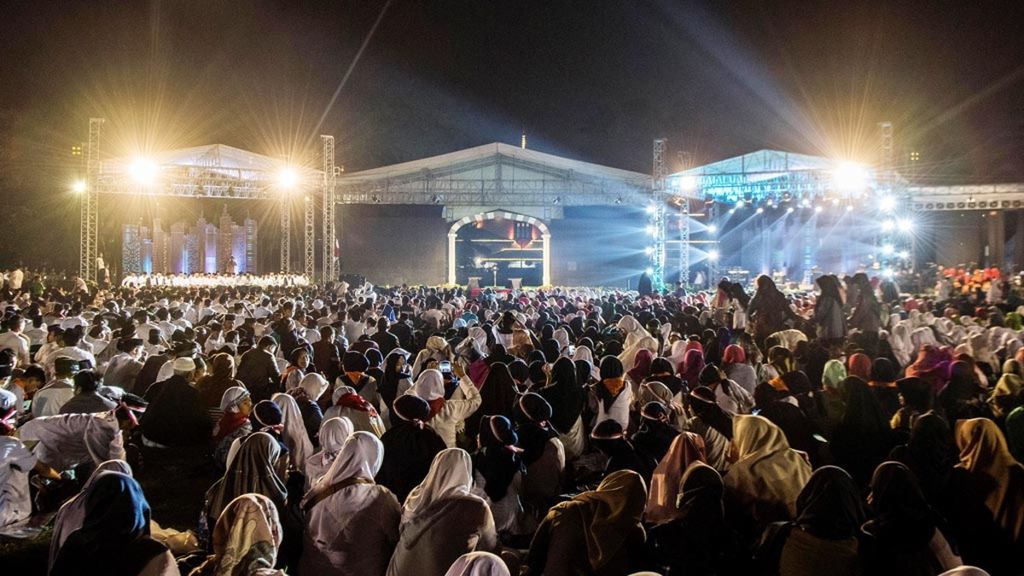 Ribuan santri menghadiri acara puncak perayaan Hari Santri Nasional 2018 di Lapangan Gasibu, Bandung, Jawa Barat, Minggu (21/10/2018). 