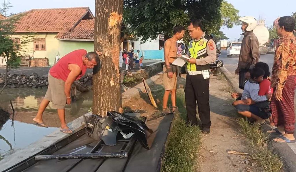 Jajaran Satuan Lalu Lintas Polres Indramayu mengecek lokasi kecelakaan tunggal di jalur pantura, tepatnya Desa Kiajaran Wetan, Kecamatan Lohbener, Kabupaten Indramayu, Jawa Barat, Senin (25/3/2024). 