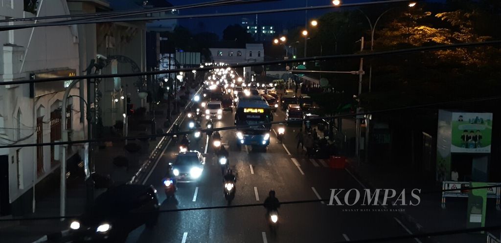 Kendaraan yang melintasi Jalan Asia Afrika, Bandung, Jawa Barat, Senin (11/3/2019).